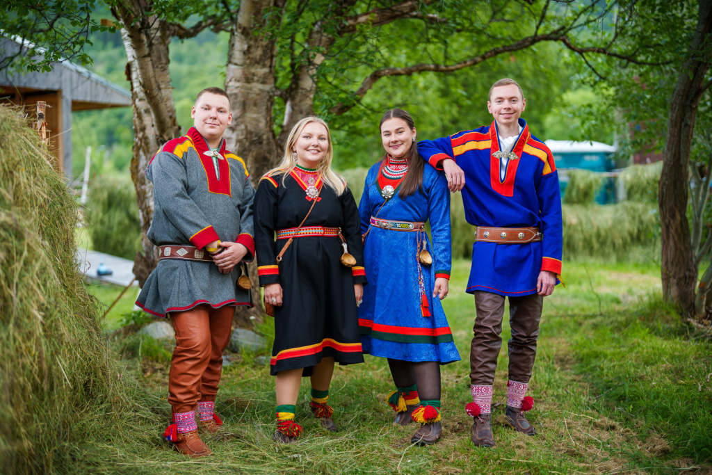 In November we start visiting schools in Norway! Sámi pathfinders for the school year 2023/2024 are Linn-Maggi Jannok-Joma (19) Snåsa, Therese Olsen (22), Evenskjer, Jovnna Erke Varsi Solbakk (23), Tana and Per-Henning Mathisen (24), Nesseby. The Sámi pathfinders are students at the Sámi University in Kautokeino and are traveling throughout the country giving free lectures about sámi cultur and society.